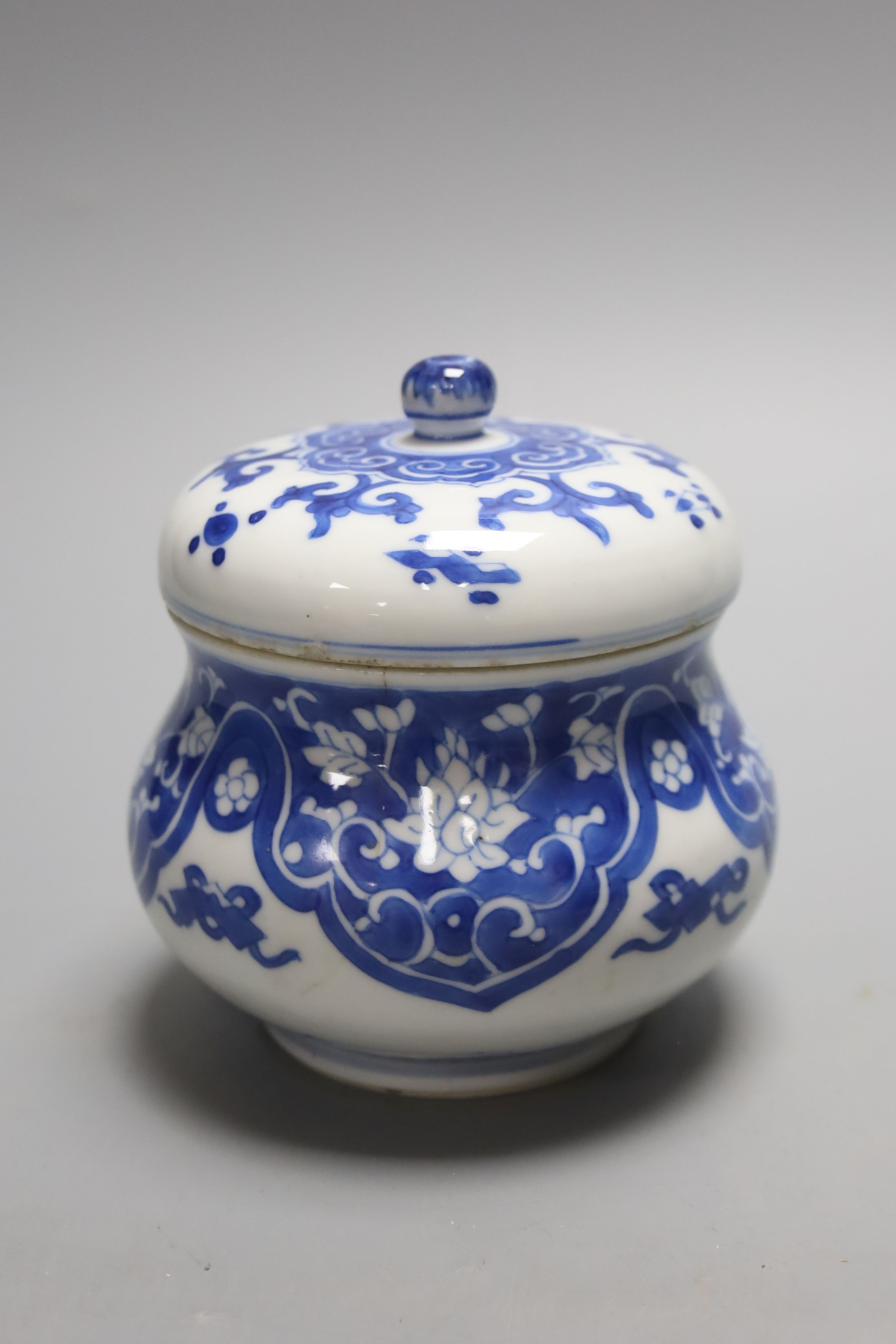 A pair of Chinese blue and white dishes and a similar jar and cover, tallest 12cm